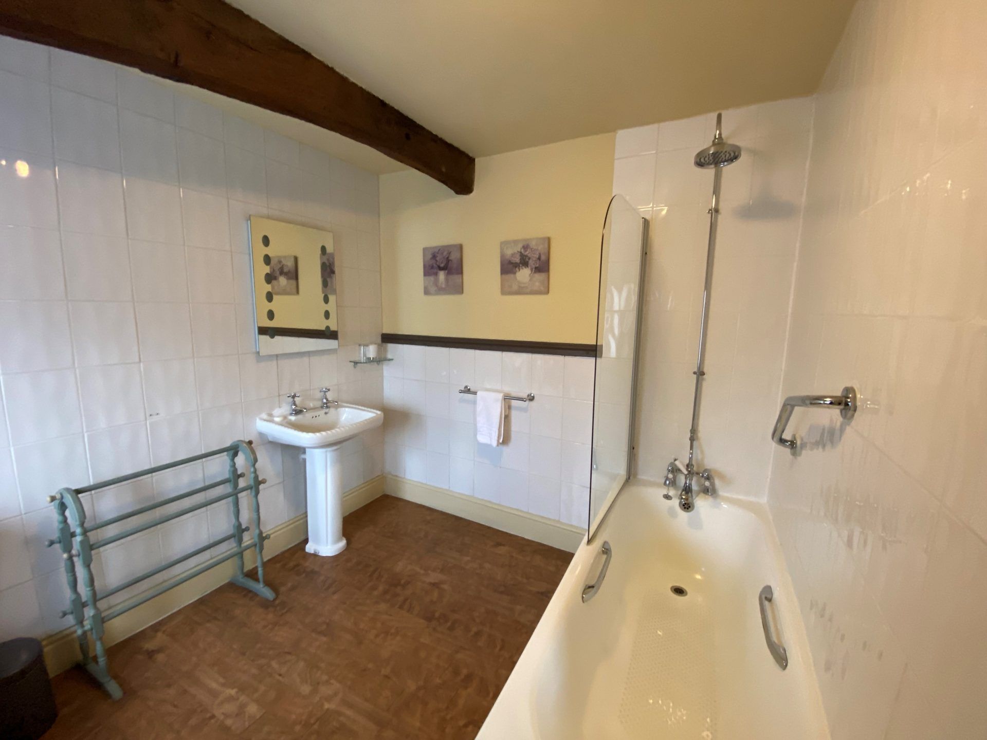 spacious bathroom in red lion